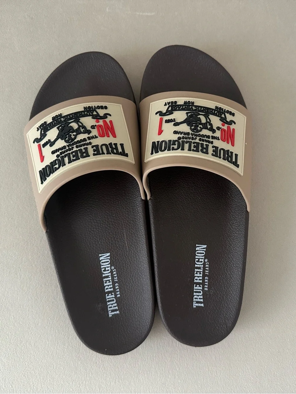True Religion Men’s Beige Strap Brown Footbed Logo Slide Sandals - Picture 2 of 3